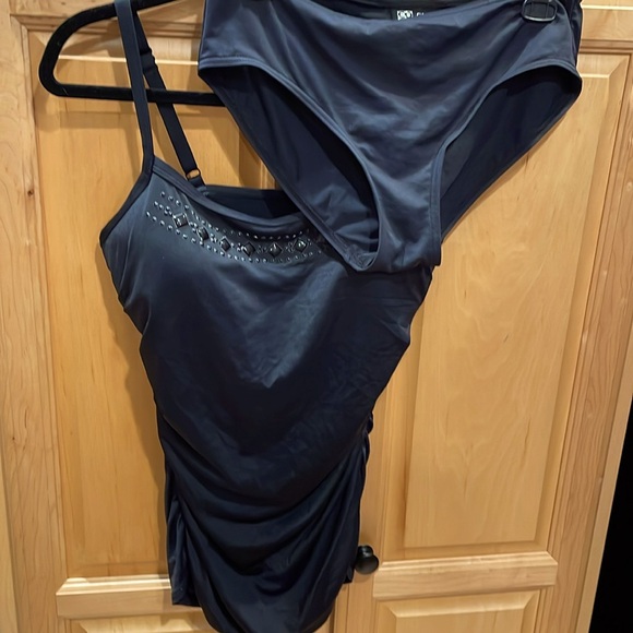 Coco Reef 2 Piece Tankini. Swimsuit 34D top M bottom - black - shirred sides - Picture 1 of 6